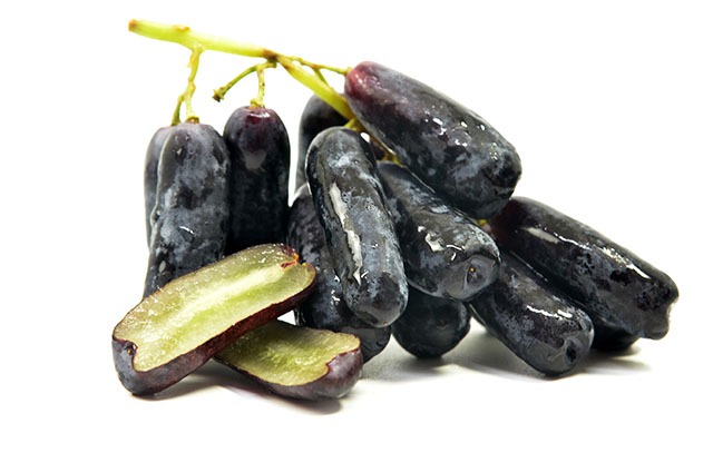 藍寶石葡萄又名「月亮葡萄」，為近年市場上受歡迎的無籽葡萄，細長的外型食用起來趣味十足。